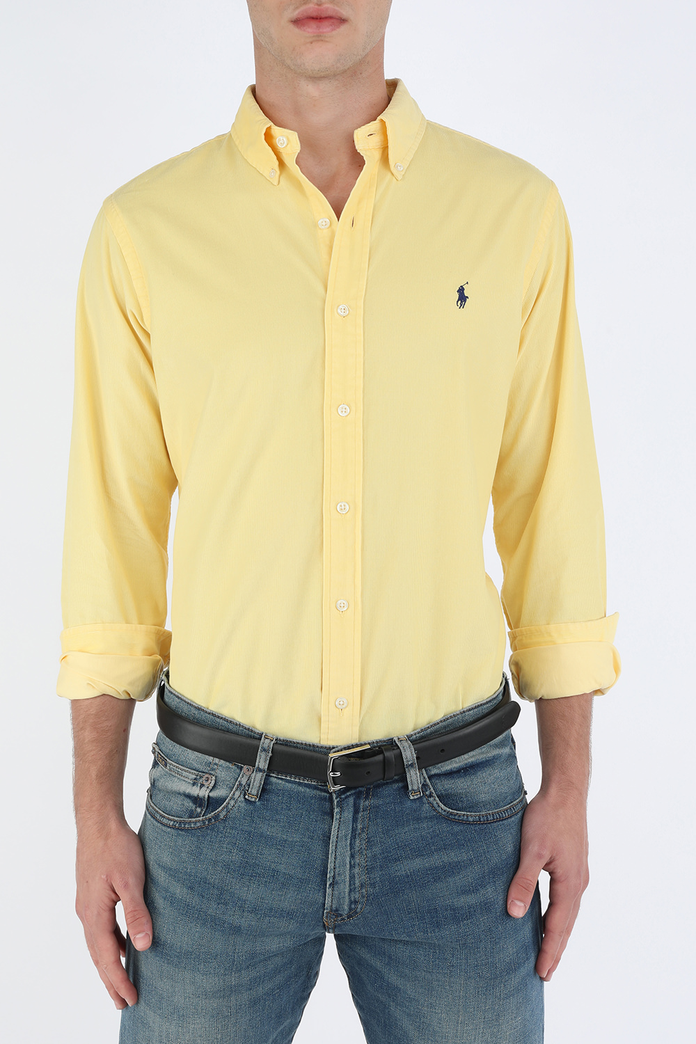 תמונת כל הלוק של חגורת עור שחורה עם אבזם מטאלי כסוף